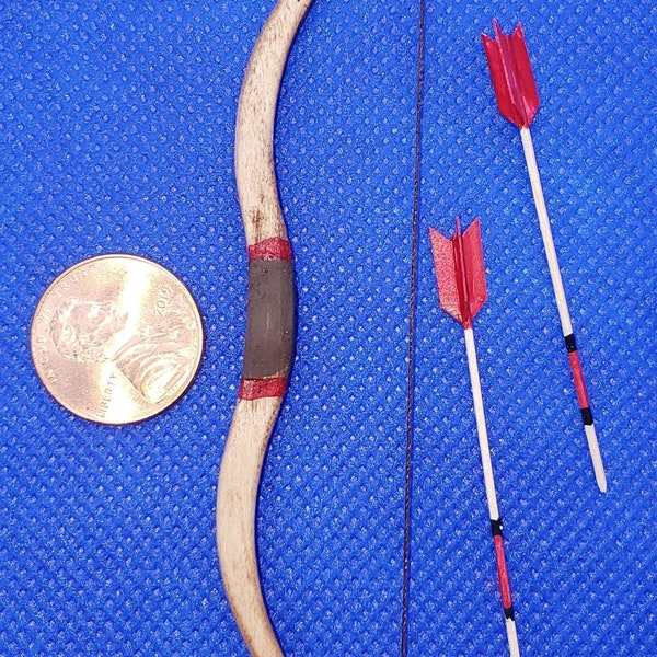 Puppenhaus Miniatur Recurve Bogen mit Pfeilen (Rot) - Maßstab 1:12