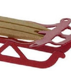 Könnte beinhalten: Ein roter Holzschlitten mit einem Holz-Sitz. Der Schlitten ist aus Metall und hat ein traditionelles Design.