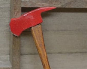 Pode incluir: Um machado de bombeiro vermelho e de madeira com um cabo curvo.