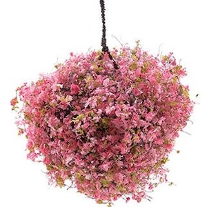 Miniatuur poppenhuis hangende bloemenmand met roze en fuchsia bloemen: schaal 1:12