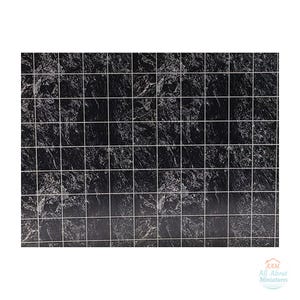 Puede incluir: Una hoja de papel tapiz en miniatura para casa de muñecas con un patrón de azulejos de mármol en blanco y negro con una cuadrícula de líneas blancas finas. El logo con el texto AAM All About Miniatures aparece abajo a la derecha.