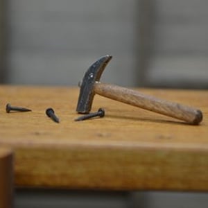 Martillo de carpintero y clavos en miniatura para casa de muñecas (escala 1:12)