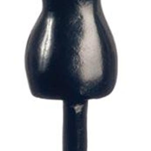 Puede incluir: Un pequeño torso de maniquí negro brillante sobre una base de pedestal negra a juego. La forma presenta una superficie lisa y reflectante con una cintura y un cuello definidos, diseñada como una pieza de exhibición en miniatura.