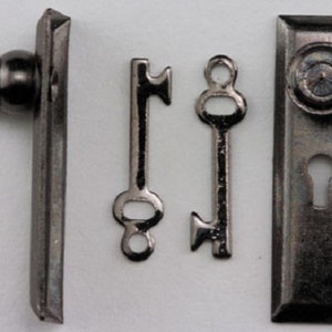 Puppenhaus-Miniatur-Türgriffe mit Schlüsselschild - Zinn - (2 Stück) Maßstab 1:12