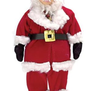 Può includere: Una statuetta di Babbo Natale che indossa un abito in velluto rosso con finiture in pelliccia sintetica bianca su cappello, giacca e pantaloni. Il personaggio ha una cintura nera con fibbia dorata, muffole nere e stivali neri con barba bianca.