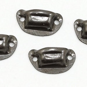 Op de afbeelding: Vier kleine, donkergrijze metalen ladehandgrepen. Elke handgreep heeft een gebogen, rechthoekige handgreep en twee gaten voor schroeven. De handgrepen zijn gerangschikt op een wit oppervlak.