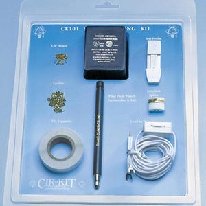 Könnte beinhalten: Eine transparente Kunststoffverpackung mit einem CIR-KIT-Verdrahtungssatz. Das Set enthält verschiedene Komponenten wie eine schwarze Box, eine Testsonde, einen Pilotlochstanzer, eine Verbindungsmuffe, Zuleitung, Klebeband, Ösen und 3,175 mm Perlen. Das Set befindet sich auf blauem Hintergrund.