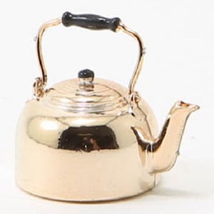 Puede incluir: Una tetera de cobre brillante con un asa negra. La tetera tiene un cuerpo redondeado y un pico en el lateral.