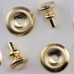 Könnte beinhalten: Zehn goldfarbene Schrankknöpfe mit einem dekorativen, wirbelnden Design. Jeder Knopf hat eine runde Basis und eine erhabene, kreisförmige Oberseite.