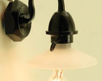 Luce di sicurezza per esterni nera da 12 V per casa delle bambole in miniatura, scala 1:12