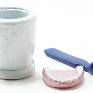 Puppenhaus Miniatur Set Zahnbürste / Tasse / Zahnersatz - 1:12