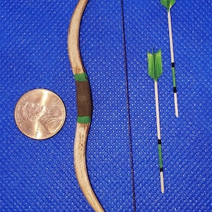 Dollhouse Miniature Recurve Bow with Arrows (Green) - 1:12 Scale
