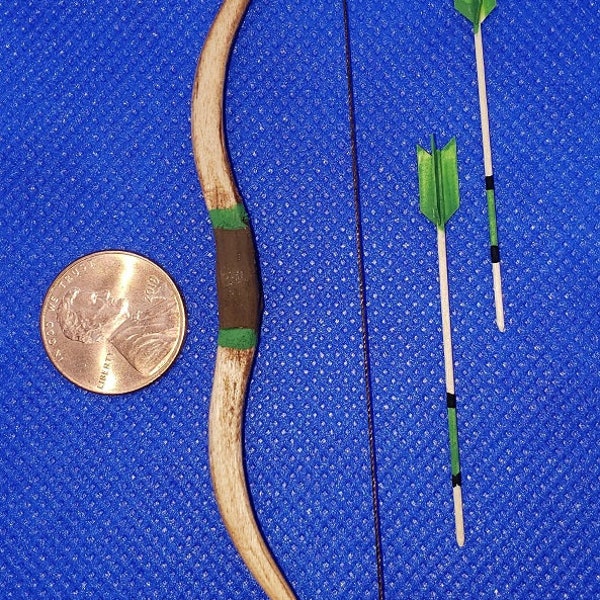 Dollhouse Miniature Recurve Bow with Arrows (Green) - 1:12 Scale