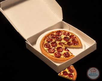 Pizza al salame piccante in miniatura per casa delle bambole con fetta e scatola: cibo da cucina in scala 1:12