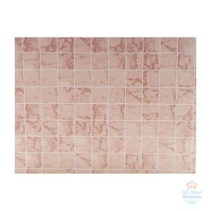 Puede incluir: Una hoja de papel tapiz en miniatura para casa de muñecas con una cuadrícula repetitiva de azulejos cuadrados en un tono rosa suave con textura marmolada. El diseño incluye finas líneas de lechada blancas. Logo AAM All About Miniatures.
