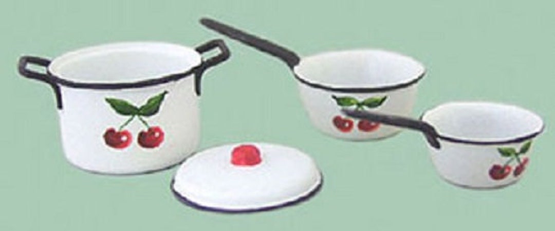 Pentola in miniatura per casa delle bambole con coperchio e due pentole - Ciliegie - Scala 1:12 - Italia
