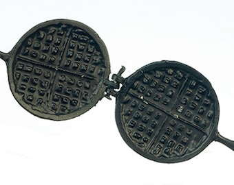 Dollhouse Miniature Waffle Iron - 1:12 Scale