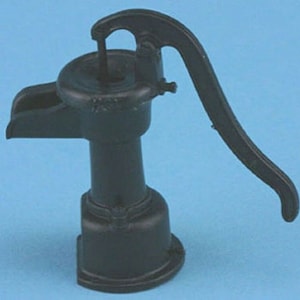 Könnte beinhalten: Eine schwarze Metall-Handpumpe mit einem gebogenen Griff. Die Pumpe hat einen Auslauf an der Seite und einen Sockel mit einem dekorativen Design.