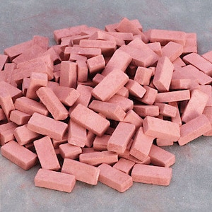 Poppenhuis miniatuur roodgekleurde stenen op schaal 1:12: 100 stuks per zak