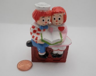 Vintage Raggedy Ann and Andy on toybox Figurine cast iron metal Merril Co 1977