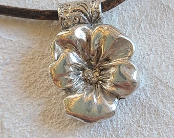 Petite Fleur Pensée Pendentif, Pansy Flower Pendant, Solid Silver Jewellery Flower