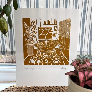 Stampa di mamma cagnolina in lino fatta a mano, illustrazione di un animale domestico eccentrico per gli amanti dei libri e del vino, opera d'arte per appassionati di lettura.