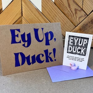 Ei Up, Duck! Pacote de presente inclui cartão de impressão Lino feito à mão e mini bolso esmaltado Duck, presente perfeito pensando em você, dialeto de East Midlands