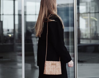 Light summer bag made of cork Cork bag with pattern white brown light brown