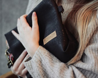 Schwarze Bauchtasche Umhängetasche aus veganem Kork