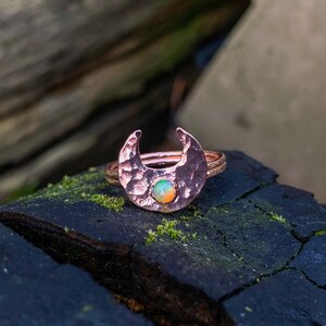 Anello in rame martellato, doppia fascia e mezzaluna con opale etiope. Misura 53FR/6.5US AB14