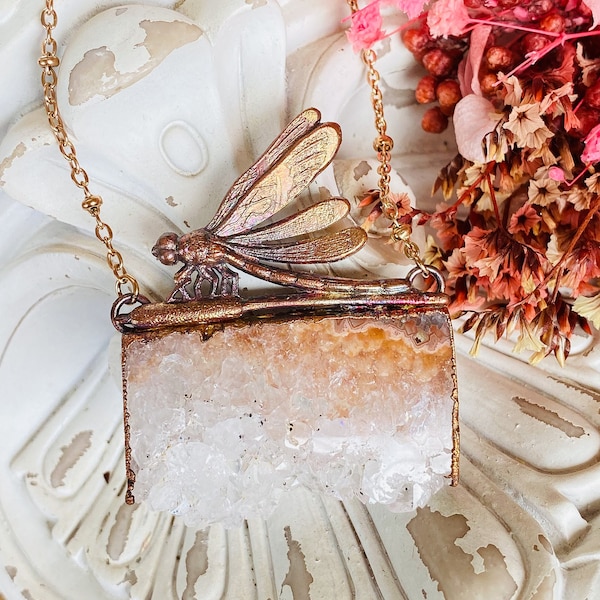 Pendentif en cuivre patiné tranche de quartz et d'agate ornée d'une libellule style art nouveau C10