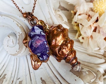 Pendentif en cuivre patiné véritable coquillage orné d'améthyste brute et herkimer J71