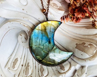 Pendentif en cuivre patiné croissant de lune en labradorite C54