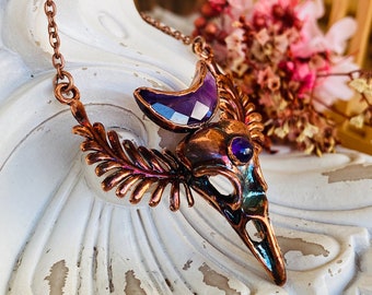 Pendentif en cuivre patiné crane de corbeau et amethyste J56