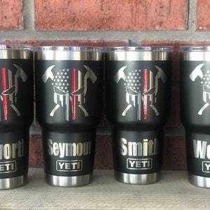 Firefighter and Police YETI cup with thin red or blue line laser engraved and powder coated line. This Iisting includes shipping prices Bild 2