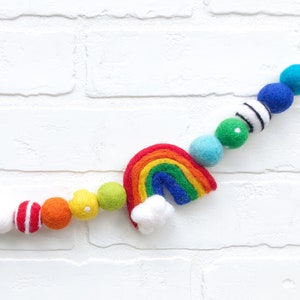 Klaslokaal Kleuren Vilt Pom Bunting | Bright Rainbow Felt Ball slinger | Gelaagde lade, mantel, letterbord, kinderboekenplank decor