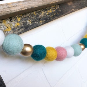 Un brindisi al feltro verde acqua Pom Bunting / verde acqua Corallo chiaro e ghirlanda di palla in feltro bianco con perline di legno dorato / vassoio a più livelli, mantello, decorazione di cartone