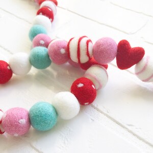 Sweetheart Blues Feltro Pom Bunting / Red Pink Aqua Valentines Day Feltro Ball Garland / Vassoio a più livelli, Mantello, Letterboard, Kids Bookshelf Decor