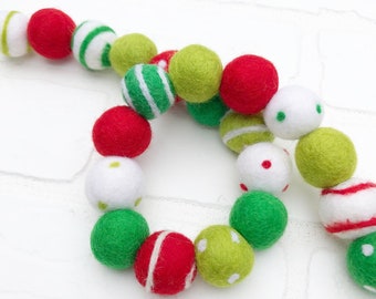 O Arbre de Noël 2.0 Feutre Pom Bunting | Rouge, Verts et Blancs | Guirlande de boule de feutre de vacances