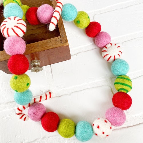 Cindy Lou qui sentait le pompon | Guirlande de boules fantaisistes en feutre de canne en bonbon pour les Fêtes de Noël | Plateau à plusieurs niveaux, manteau de cheminée, décoration d'étagère pour enfants
