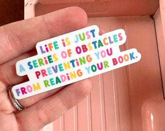 La vida es solo una serie de obstáculos que te impiden leer tu libro / Calcomanía de vinilo para computadora portátil, calcomanía para botella de agua / Regalo para amantes de los libros