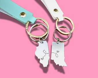 LLAVEROS DE MEJOR AMIGO Llaveros personalizados de estado de larga distancia Estampados a mano Regalo de mejor amigo Juego de dos llaveros de mapa Regalo de despedida