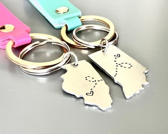 MEJORES LLAVEROS DE AMIGO Llaveros estatales de larga distancia personalizados estampados a mano Mejor amigo regalo conjunto de dos llaveros de mapa que se van presentes
