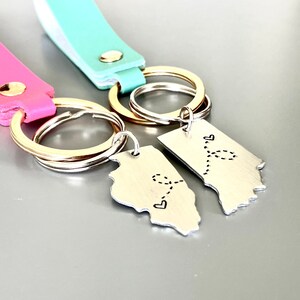 BESTER FREUND SCHLÜSSELANHÄNGER Angepasste Fernzustands-Schlüsselanhänger Hand gestempelt Bester Freund Geschenkset mit zwei Karten-Schlüsselanhängern weggehen Geschenk