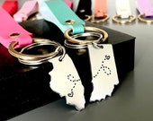 LLAVEROS DE MEJOR AMIGO Llaveros personalizados de larga distancia con estados, juego de dos llaveros de mapa estampados a mano, regalo para mejor amigo, regalo de despedida