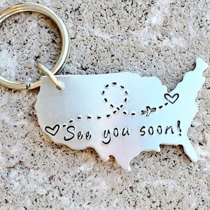 Schlüsselanhänger Geschenk für Paare, Karte Individueller Schmuck Fun Schlüsselanhänger Fern Geburtstagsgeschenk für Freunde Benutzerdefinierte Orte, Flugzeug