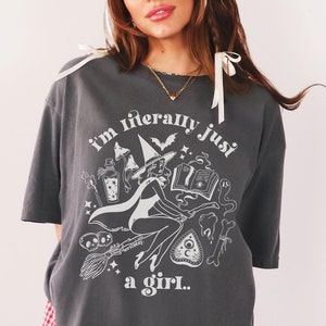 Just A Girl コンフォートカラーTシャツ、プラスサイズ、魔女風、ハロウィン、ファイナルガール、不気味、ゴブリンコア、トレンディなグラフィックTシャツ、レディース、キュート、テリブレイ
