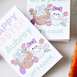Puede incluir: Dos p&aacute;ginas para colorear imprimibles con ilustraciones de tem&aacute;tica de Pascua. La primera p&aacute;gina dice "Feliz Pascua Aubrey" y presenta una cesta de pollitos y un huevo decorado. La segunda p&aacute;gina dice "Vamos a colorear" y presenta una cesta de pollitos y un huevo decorado.