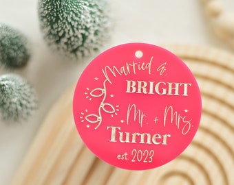 Adorno personalizado para parejas, primer adorno navideño de casados, regalo para recién casados, regalo navideño para parejas, regalo de boda personalizado, casados y radiantes