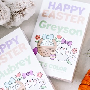 Puede incluir: Dos p&aacute;ginas para colorear imprimibles con un esquema de color arco&iacute;ris pastel. Las p&aacute;ginas presentan el texto "Feliz Pascua" y el nombre de un ni&ntilde;o, "Aubrey" y "Greyson". Cada p&aacute;gina tiene una linda ilustraci&oacute;n de una cesta de huevos y un solo huevo con un lazo.